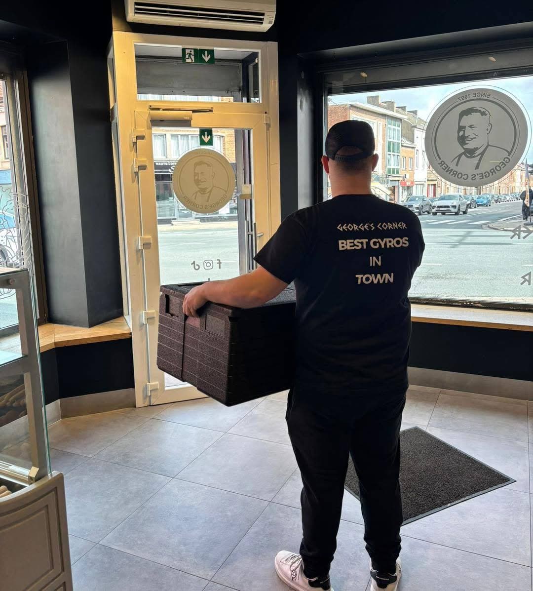 Georges et ses trois fils devant la vitrine de George’s Corner