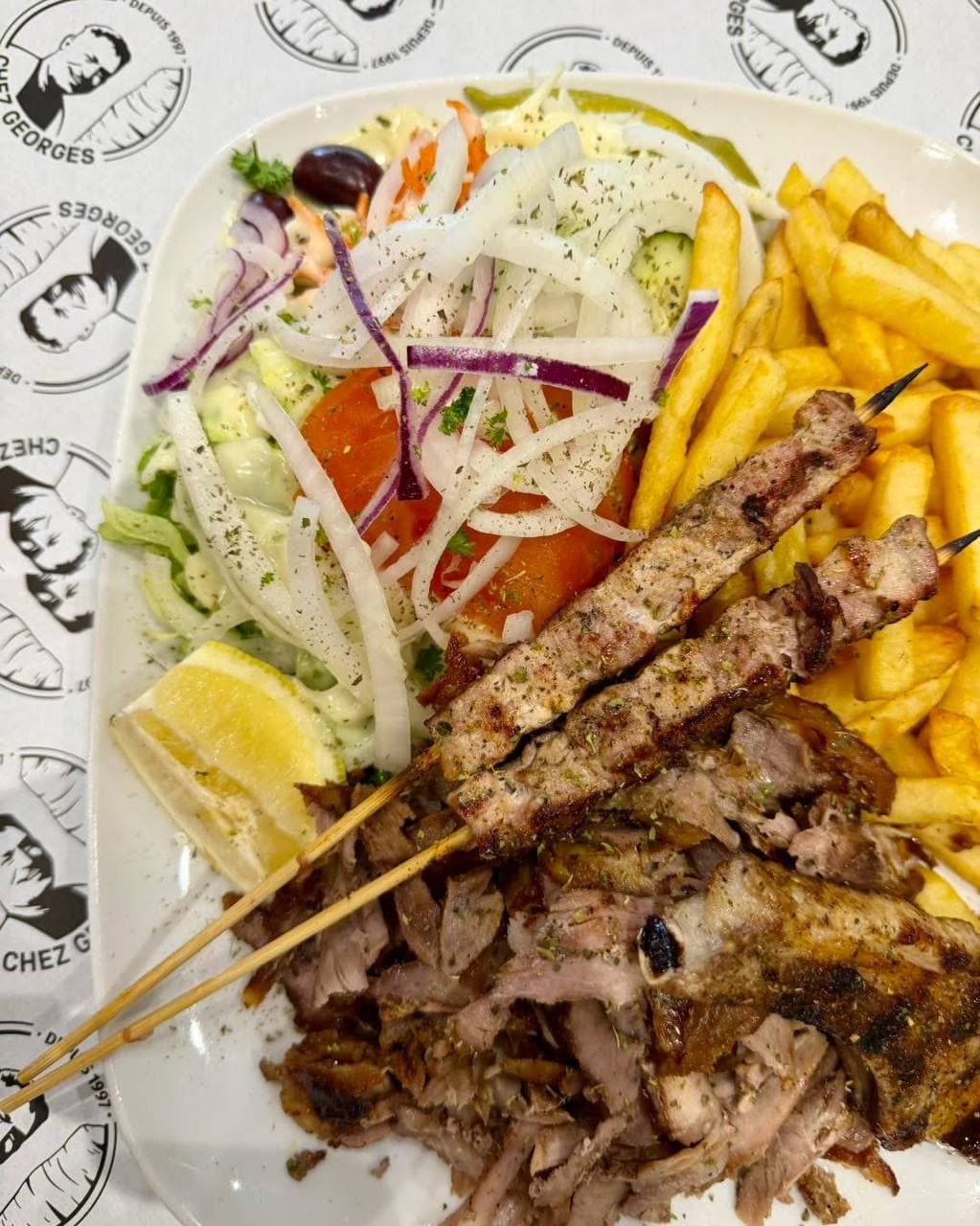 Assiette de brochettes d’agneau