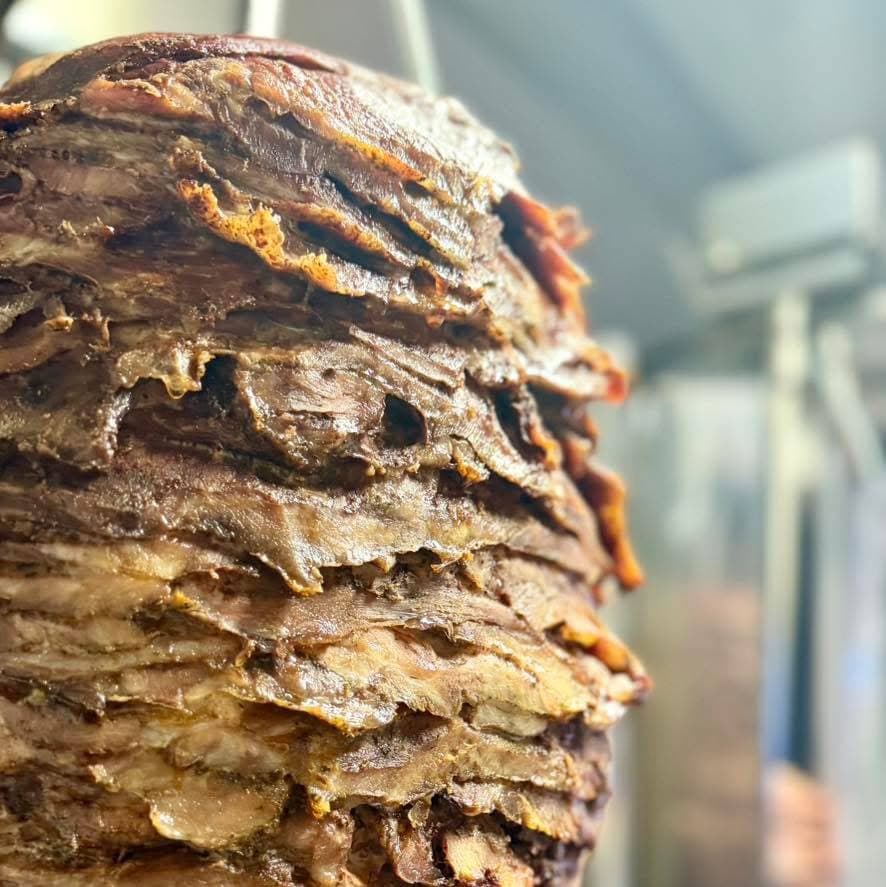 La broche de gyros de George’s Corner, montée le matin et grillée toute la journée