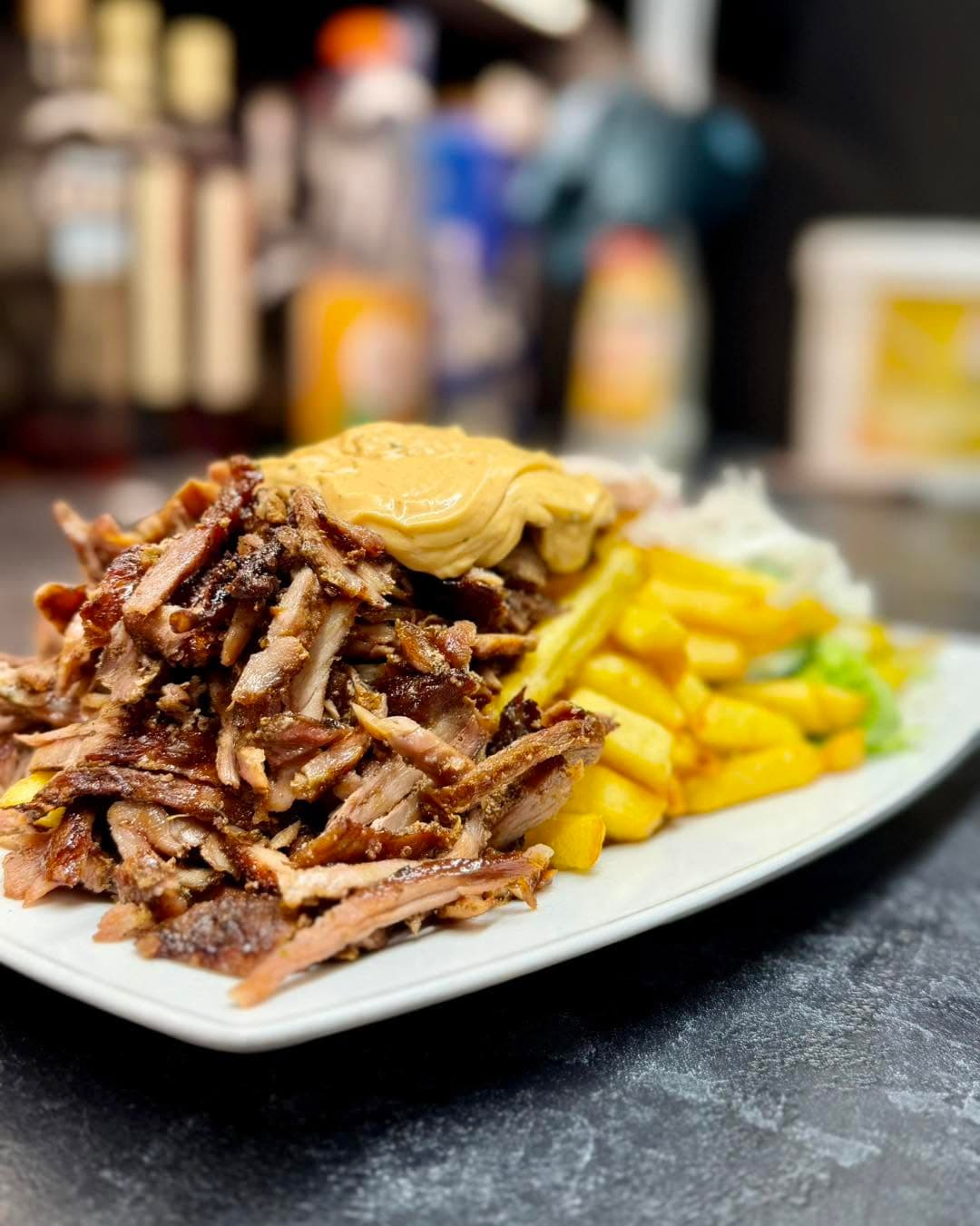Assiette de gyros, frites et sauce blanche